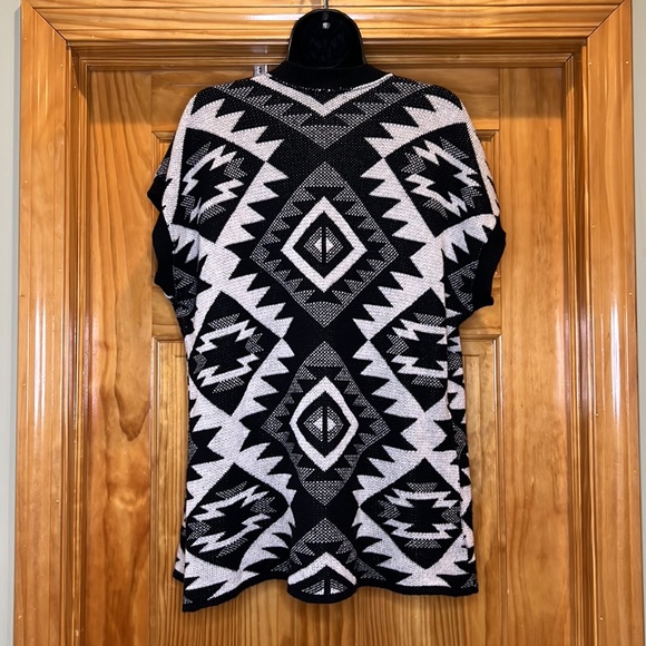 NEW Kirra Black & White Aztec Print Short Sleeve Open Front Cardigan Sweater - Picture 3 of 6
